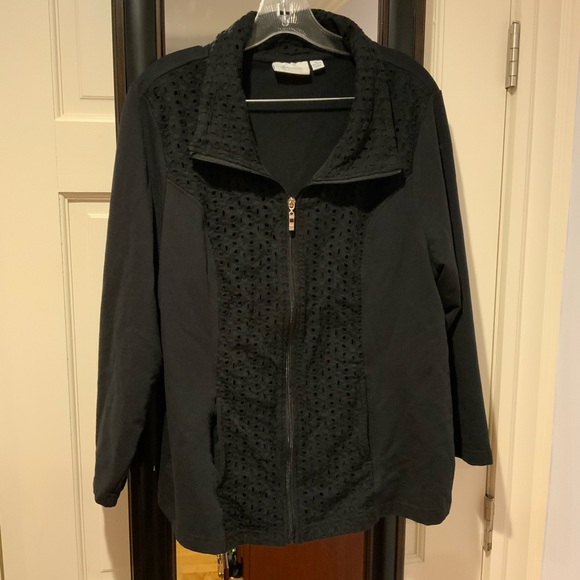 d & co active 2 piece set.  Eye-lit details on top and capri pockets. - Picture 6 of 12